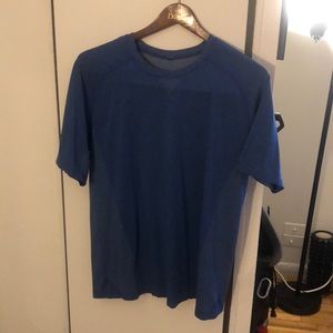 Lululemon Men’s Medium Blue shirt